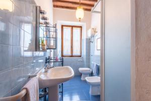 a bathroom with a sink and a toilet and a window at Traveling_spoon in Belforte