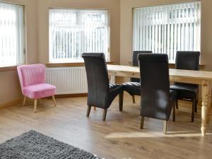 DunragitにあるFarmhouseのダイニングルーム(椅子、ピンクの椅子付) +32枚の写真