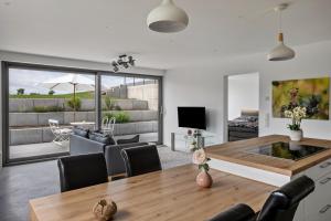 イリンゲンにあるFerienwohnung im Obstgartenのテーブルと椅子のあるキッチンとリビングルーム