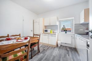 GiltenにあるFerienwohnung Dierkingのテーブルと椅子のあるキッチンとダイニングルーム