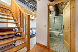 eine Treppe, die zu einem Badezimmer mit Dusche und Badewanne führt in der Unterkunft Agriturismo Malga Riondera in Ala