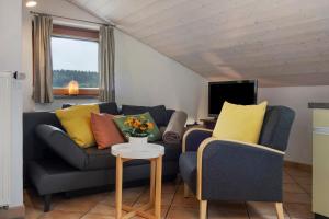 ein Wohnzimmer mit Sofa und Tisch in der Unterkunft Ferienwohnungen Familie Hofer in Argenbühl