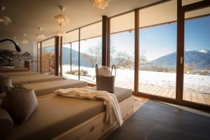 Pemandangan gunung umum atau pemandangan gunung yang diambil dari apartmen