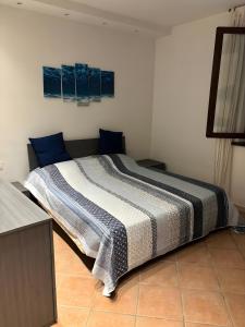 un grande letto in una camera con di Tra cielo e mare a Monteverdi Marittimo Altre 29 foto