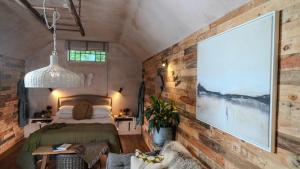 Un dormitorio con una cama y una pared de ladrillo. en Host & Stay - Tin Bath, en Aller