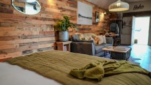 Un dormitorio con una cama y un perro acostado en un sofá. en Host & Stay - Tin Bath, en Aller 6 fotos más