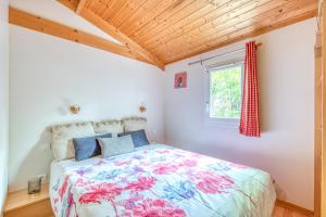 Postel nebo postele na pokoji v ubytování Chalet du bassin d'Arcachon N°15