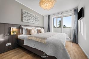 a bedroom with a large bed and a window at Ferienwohnung Strandgut Olpenitz in Olpenitz