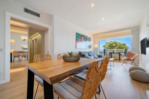 ミアミ・プラトーヤにあるLa Rosaledaの木製のテーブルと椅子のあるダイニングルーム