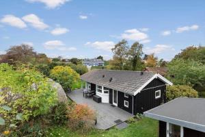 Το κτήριο όπου στεγάζεται  η παραθεριστική κατοικία