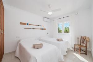 Ce lit se trouve dans un dortoir doté de murs blancs et d'une fenêtre. dans l'établissement Ca na Barons, à Bunyola 25 autres photos