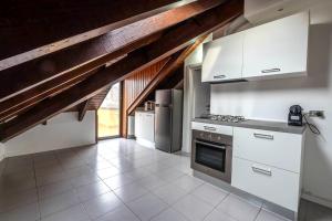 Η κουζίνα ή μικρή κουζίνα στο Cozy Apartment Seregno