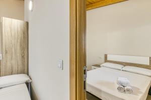 une chambre avec deux lits et un miroir dans l'établissement Giuliano Empuria para 6 personas, à Empuriabrava