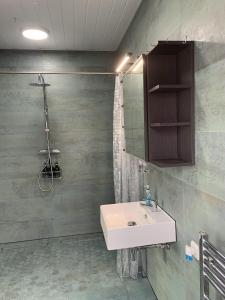 ein Badezimmer mit Waschbecken und Spiegel in der Unterkunft Beach Bungalow in Torrox + 15 Fotos