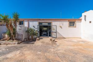 un accès à un bâtiment avec une porte ouverte dans l'établissement 3 Twins Suite Portopalo, à Portopalo di Capo Passero