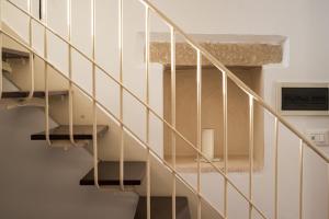 una escalera en una casa con escalera en Dimora con terrazza vicino Otranto, en Muro Leccese 20 fotos más