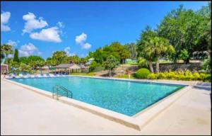 Bazén v ubytování Hook's Cabin- Lake & Pool Near Disney A-frame nebo v jeho okolí