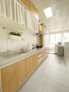 a kitchen with a sink and a counter top at Gongxi Home Plus Bell Tower Big Wild Goose Pagoda Tangcheng Terra Cotta Warriors6 metro away from Xian North Railway Station 3 minutes walk to Line 2 100 inch projection free trial service in Xi'an