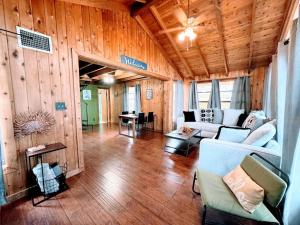 Posezení v ubytování Hook's Cabin- Lake & Pool Near Disney A-frame