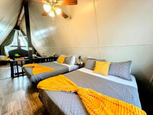 Postel nebo postele na pokoji v ubytování Hook's Cabin- Lake & Pool Near Disney A-frame + 49 fotografií