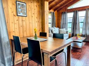 Posezení v ubytování Hook's Cabin- Lake & Pool Near Disney A-frame