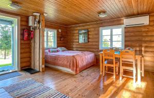 une chambre avec un lit, une table et des chaises dans l'établissement Lovely Home In Årjäng With Wifi, à Månstad