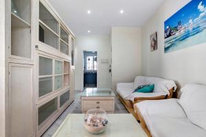 ein Wohnzimmer mit Sofa und Tisch in der Unterkunft El Velero in Chiclana de la Frontera + 14 Fotos