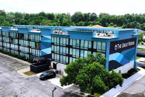 Un edificio de oficinas con un coche aparcado en un estacionamiento. en The Great Rivers, an Ascend Collection Hotel, en Alton