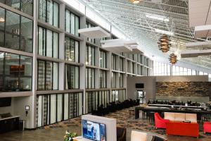 ein großes Gebäude mit einer Lobby mit Tischen und Stühlen in der Unterkunft The Great Rivers, an Ascend Collection Hotel in Alton