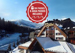 迪马诺卡多林纳Hotel Grand Jasná的雪上标有标志的酒店