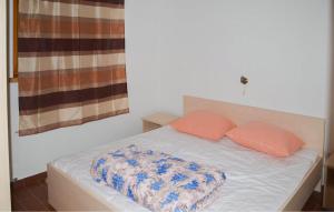 a bedroom with a bed with two pillows at Gorgeous Home In Ravna Gora With Wifi in Ravna Gora