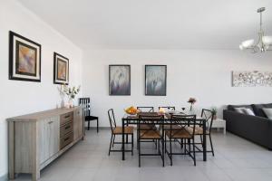 une salle à manger avec une table, des chaises et un canapé dans l'établissement Summer Place, à Portimão