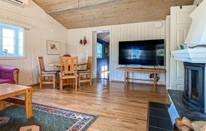 Televisyen dan/atau pusat hiburan di Nice Home In Årjäng With House A Panoramic View