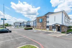 a parking lot in front of a building at Clarion Pointe in Shreveport