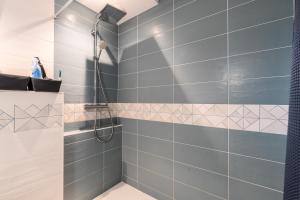 Koupelna v ubytování Les Gîtes du Robelier - L'étang + 12 fotografií