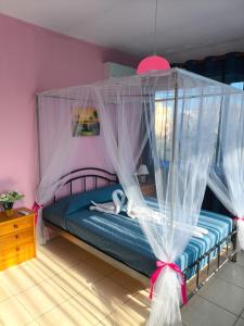 1 dormitorio con 1 cama con mosquitera en Eftichia Apartment Nea Chora, en La Canea