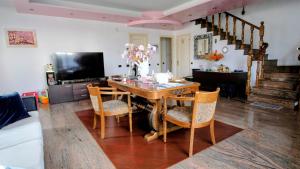 a dining room with a table and chairs at B&B da Jordan in Gorgonzola