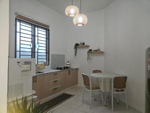 eine Küche mit Tisch und Stühlen in einem Zimmer in der Unterkunft Villa Zuhaira homestay in Kangar + 14 Fotos