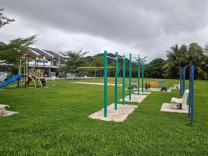 Ein Park mit einem Haufen Spielsachen in der Unterkunft Villa Zuhaira homestay in Kangar