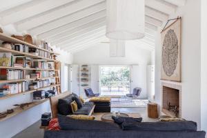 ein Wohnzimmer mit zwei Sofas und einem Kamin in der Unterkunft Casa Acima in São Bartolomeu da Serra