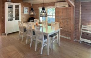 ein Esszimmer mit einem weißen Tisch und Stühlen in der Unterkunft Three-Bedroom Holiday Home In Vaggerlose in Bøtø By