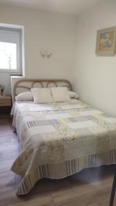 Un dormitorio con una cama con una manta encima. en Alojamiento "Destino Cazorla", en Cazorla