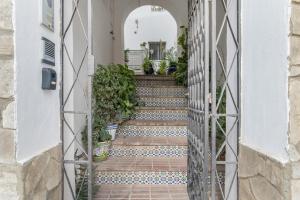 una entrada a una casa con jardín a través de una puerta en Almazen Alojamiento Rural, en Alcalá de los Gazules
