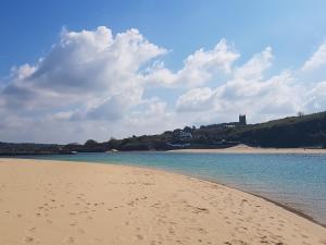 einen Sandstrand mit Meerblick in der Unterkunft Scenic Bay in Ludgvan