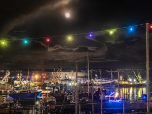 eine Gruppe von Booten, die nachts in einem Hafen anlegten in der Unterkunft Scenic Bay in Ludgvan