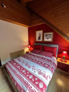 a bedroom with a large bed with red walls at Mandi Mandi a Tarvisio in Tarvisio
