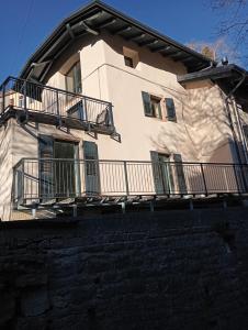 Un edificio con balcones a los lados. en B&B La casa sul Vela, en Trento