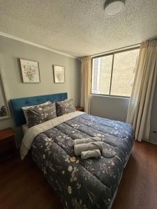 Giường trong phòng chung tại Departamento Teatinos Santiago Centro