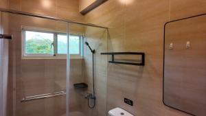 a bathroom with a shower with a glass door at 樹海翠湖 in T'ung-ko +23 photos