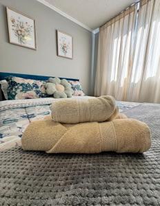 ein Schlafzimmer mit einem Bett, auf dem ein Teddybär liegt in der Unterkunft Departamento Teatinos Santiago Centro in Santiago